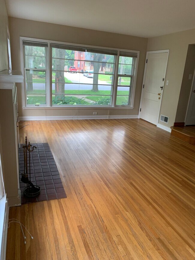 Building Photo - 842 7th Ave SW