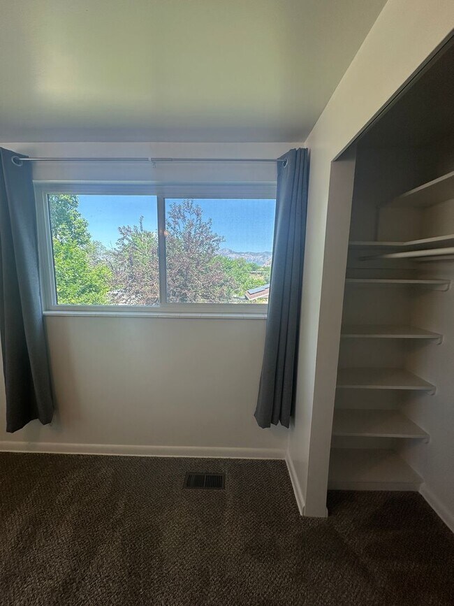 Building Photo - Healy Duplex