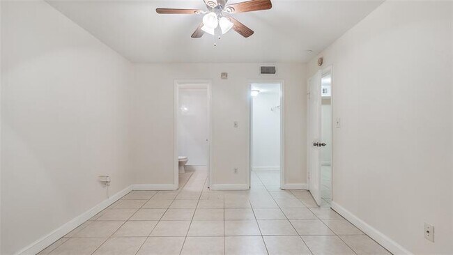 Building Photo - 875 Riverside Dr