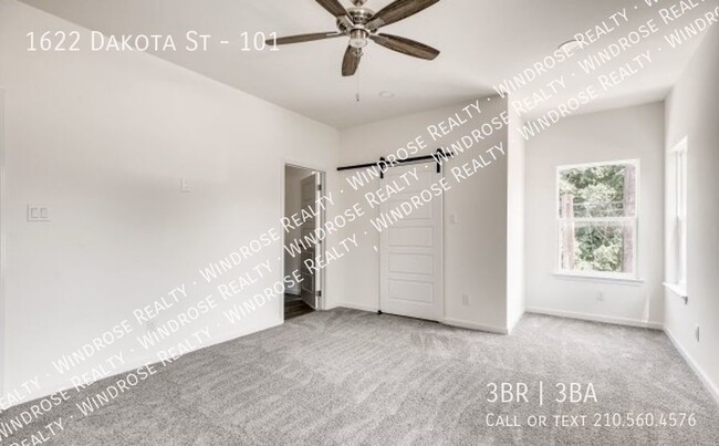 Building Photo - Beautiful Townhome!