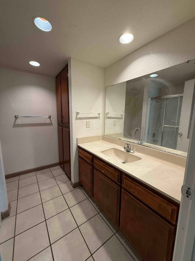 Building Photo - 2 Bed 2 Full Bath Condo