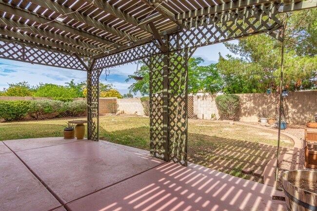 Building Photo - New Listing in Surprise