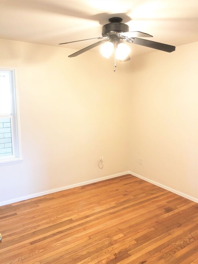 Building Photo - Cute, Cozy Cottage within Walking Distance of the Beach