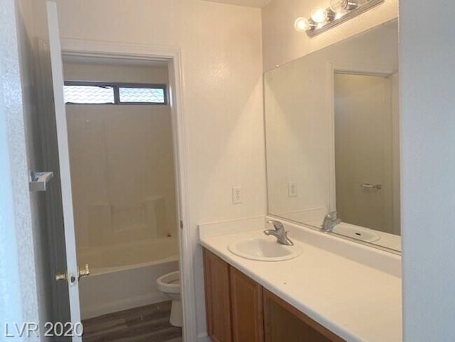 Building Photo - Gorgeous SW Las Vegas 3 beds, 2.5 baths. Luxury vinyl planks throughout.