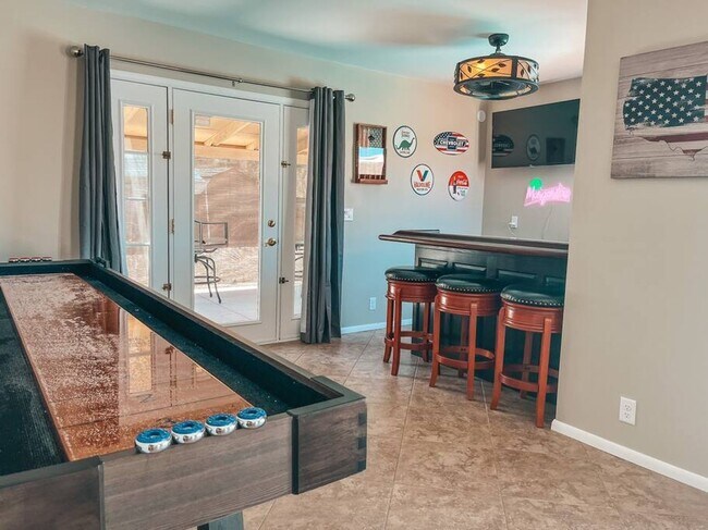 Building Photo - 4 Bedroom Pool Home Located Downtown