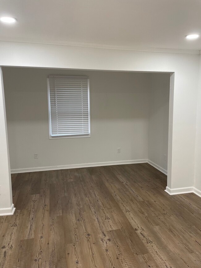 Building Photo - Newly Renovated!