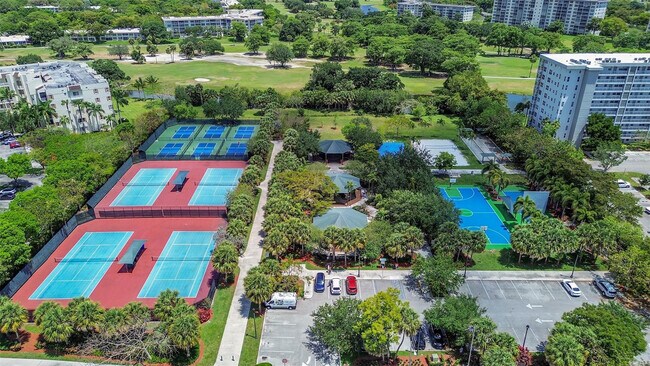 Building Photo - 4020 W Palm Aire Dr