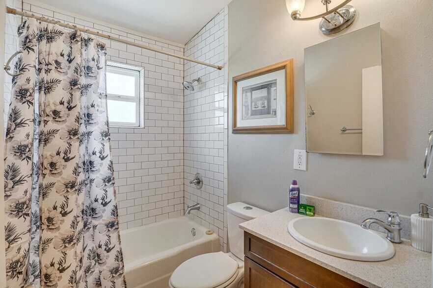 Building Photo - 858 E Alturas St