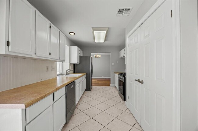 Building Photo - 2502 Cynthia Ct