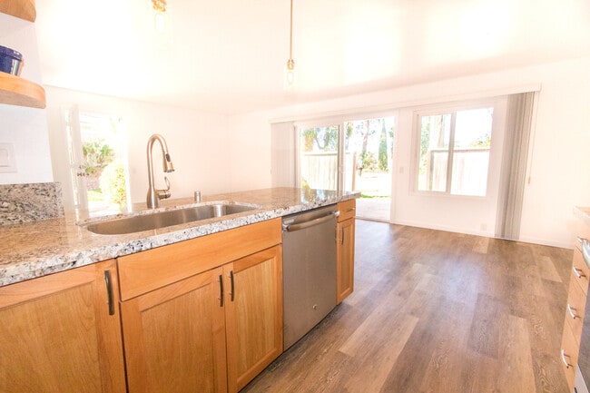 Building Photo - Elegantly Upgraded 2 Bed/1 Bath Condo in UTC with Private Patio/Washer & Dryer!