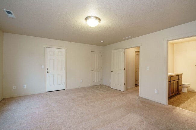Building Photo - 3 Bedroom 2.5 Bath with Rasied Garden Beds - Felida Park Neighborhood
