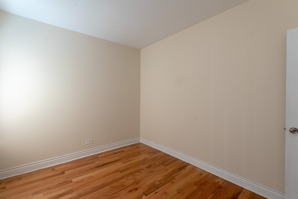 Building Photo - 617 W Cornelia Ave