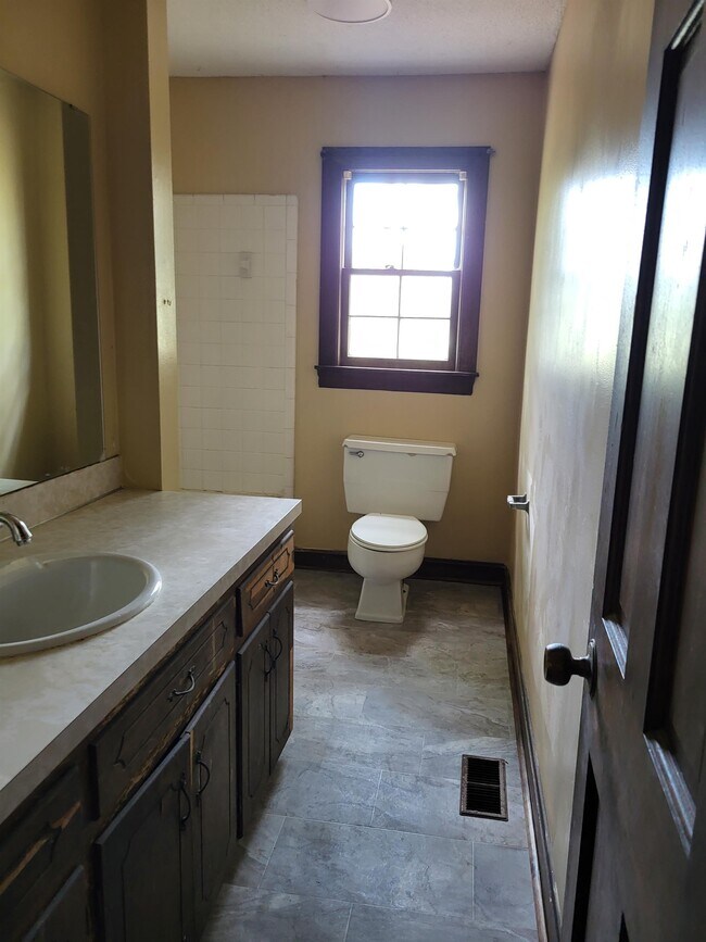 Building Photo - 3321 Oak Hill Dr