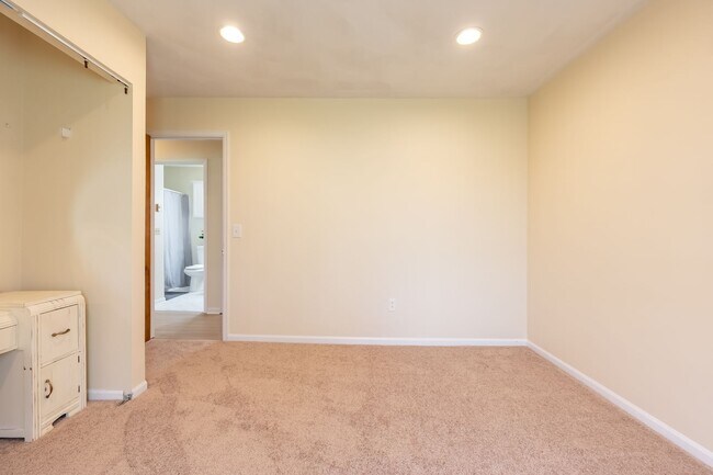 Building Photo - Spacious Ranch Close to Campus