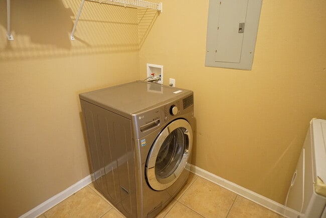 Building Photo - 2-Bed, 2-Bath, Condo with Garage in The Villas Condominiums