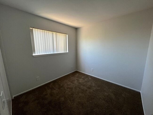 Building Photo - ONTARIO, single family home. Large fenced yard