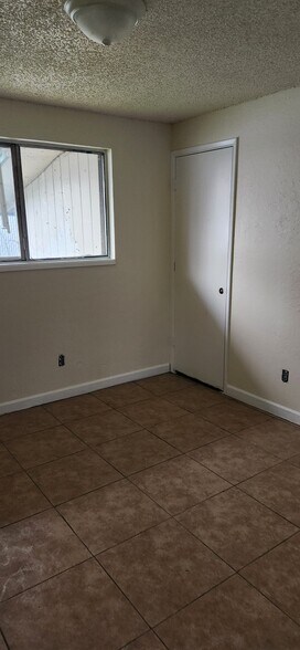 Building Photo - 800 Narregan St