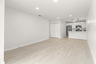 Building Photo - 5395 SE 30th Pl