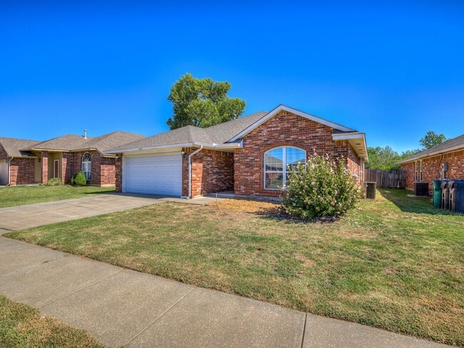 Building Photo - Charming home in Yukon + 3 bedrooms + 2 bathrooms
