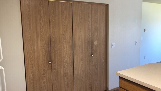 Building Photo - 305 NW Parr Dr