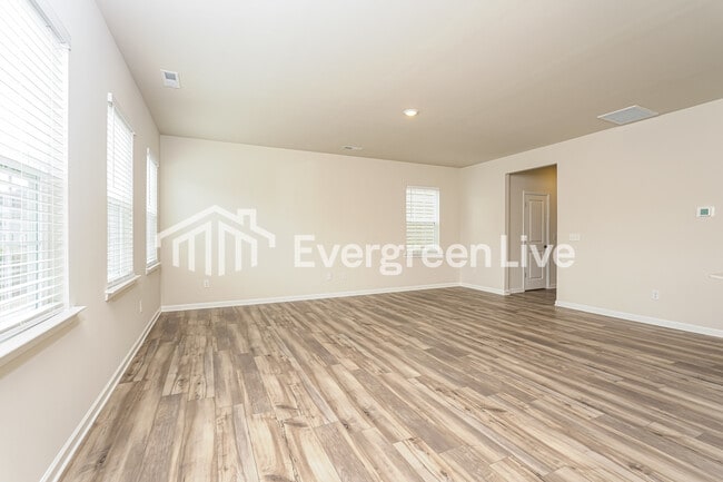 Building Photo - 5585 Hydrangea St