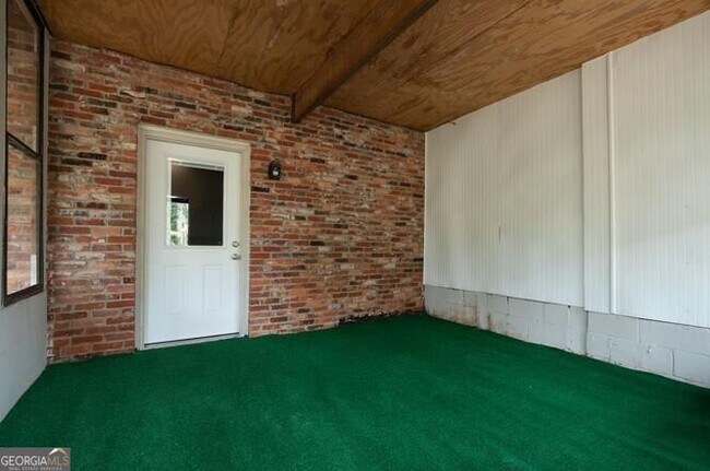 Building Photo - 570 Village Green Ct SW
