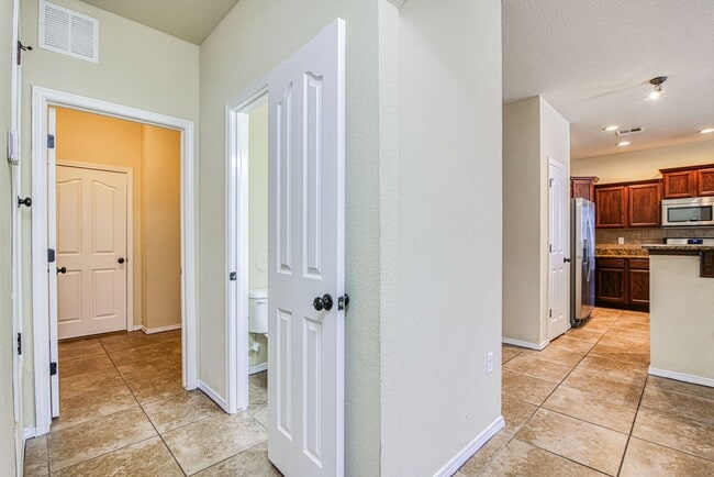 Building Photo - Beautiful East side House 3 bed-2.5 baths in front of Park