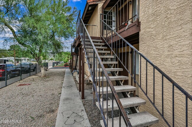 Building Photo - 725 E Vogel Ave