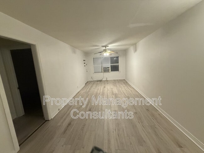 Building Photo - 1002 N Royal Ave