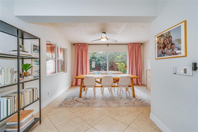 Building Photo - 1512 E Hawthorne Cir