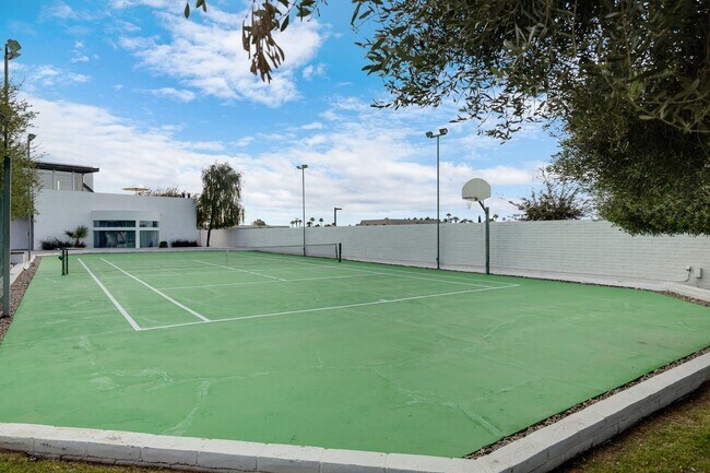 Building Photo - Mid-century modern home in Arcadia with pr...