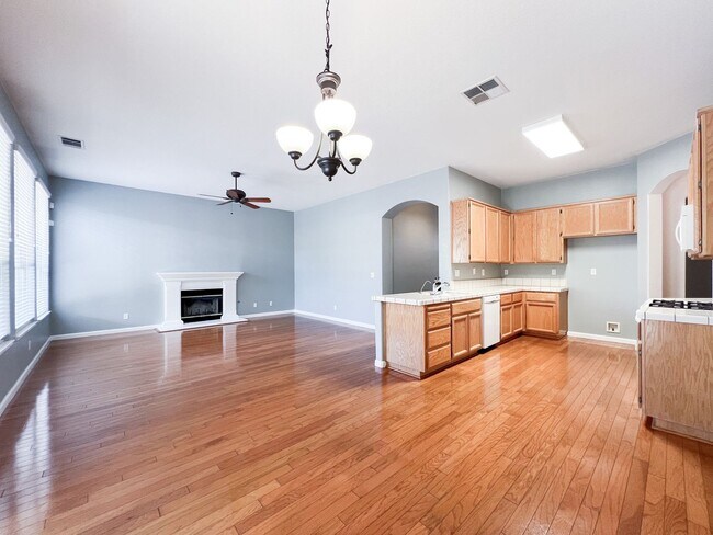 Building Photo - Spacious Single Story 3 Bd, 2 Ba Home in S...