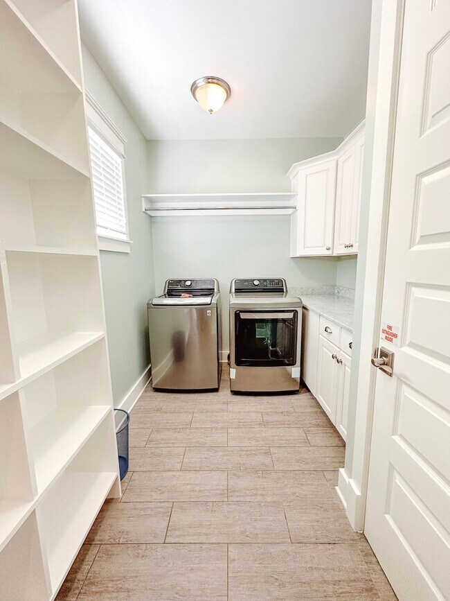 Building Photo - New, exclusive 3200 sq ft 4 bedroom/3.5bat...