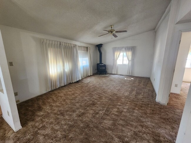 Building Photo - Well-Maintained 3BR/2BA