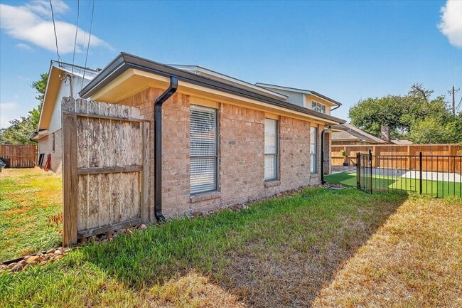 Building Photo - 5410 Fox Run Dr