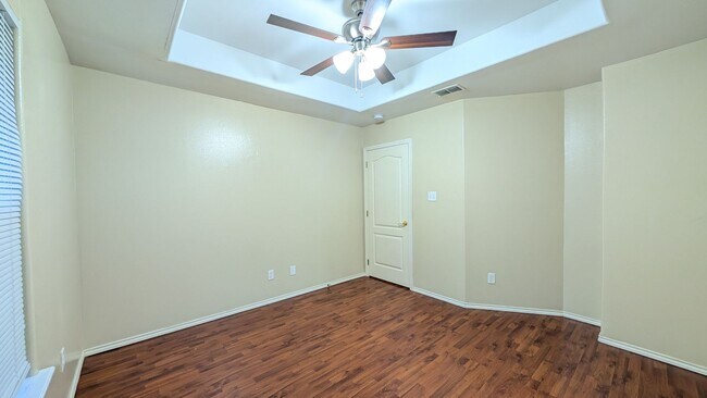 Building Photo - 301 E New Hampshire St