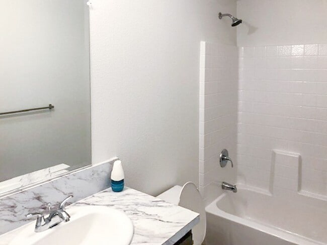 Building Photo - Newer home for rent on large lot!