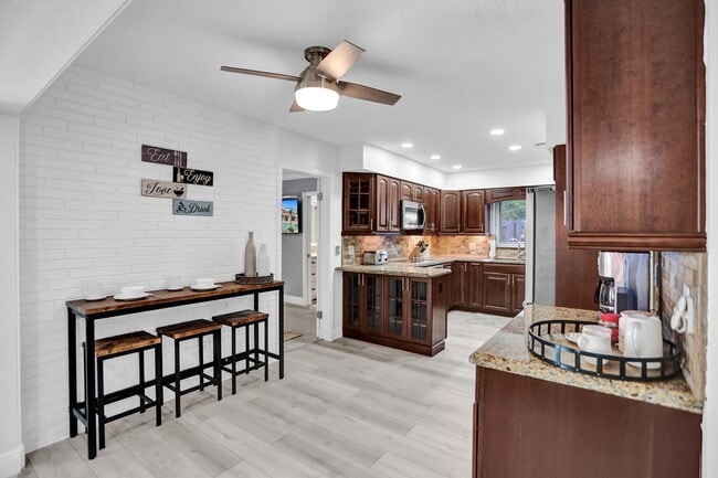 Building Photo - 470 SE 4th Ct