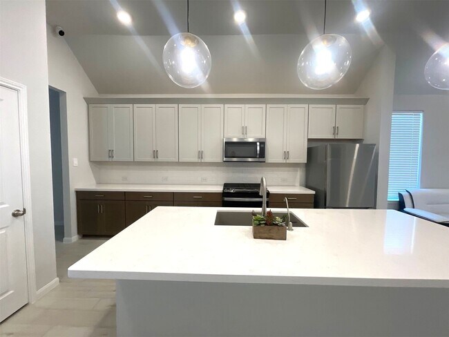 Building Photo - 12614 White Pelican Ct