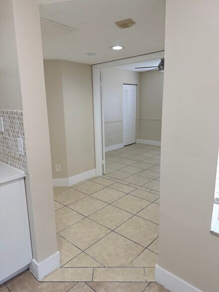 Building Photo - 998 Coral Club Dr