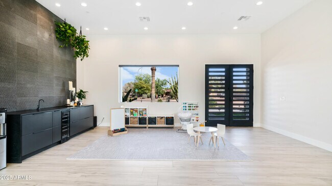 Building Photo - 7417 E Paradise Dr