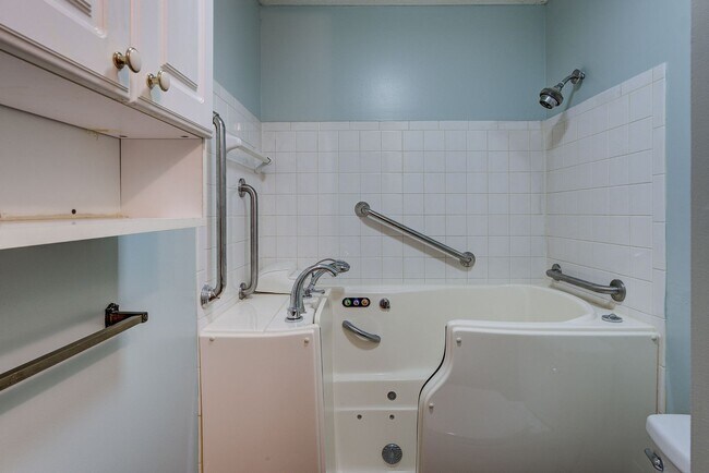 Building Photo - Large home in a beautiful setting close to all JC amenities