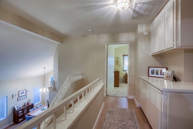 Building Photo - Beautiful, spacious 3 bedroom 2.5 bath hom...
