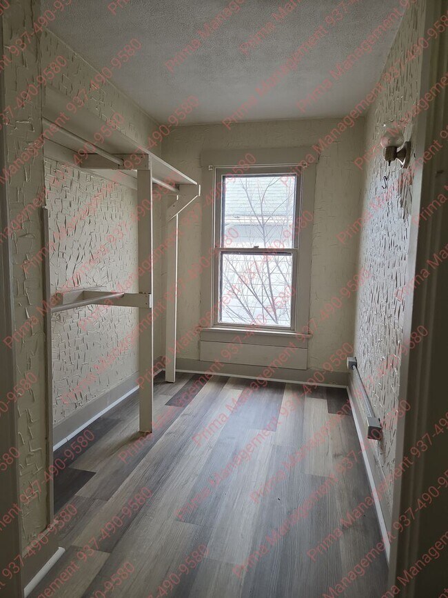 Building Photo - Great 2 bedroom w/detached garage near UD and Miami Valley Hospital!