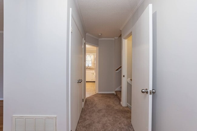 Building Photo - Beautiful Large Home in the Heart of Raleigh!