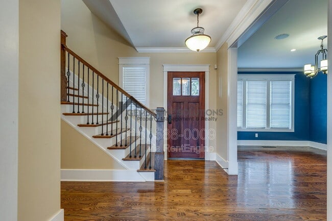 Building Photo - 210 38th Ave N