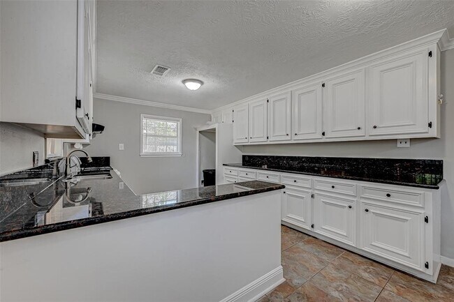 Building Photo - 718 Hohl St