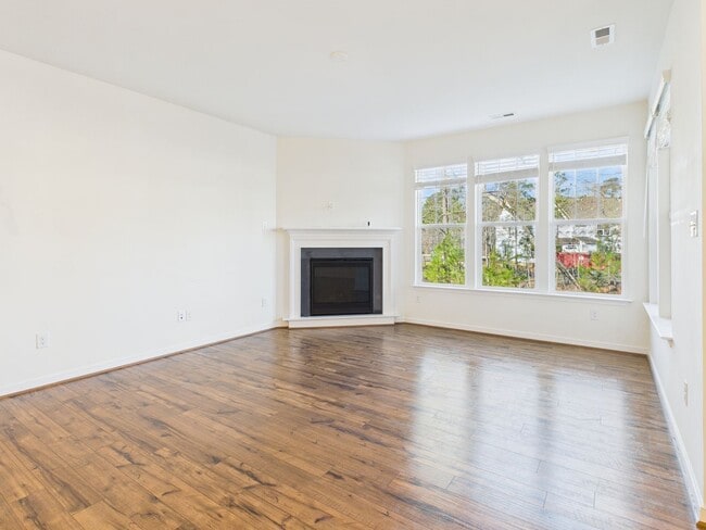 Building Photo - 6600 Wy Pt Dr