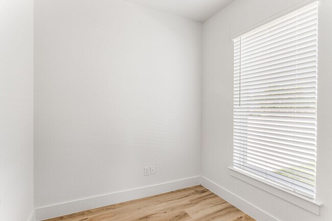 Building Photo - 2509 Benbrook Blvd