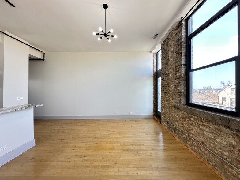 Building Photo - 1426 W 21st St